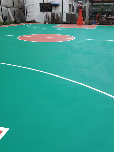 城北 球场长期使用易出现地面开裂